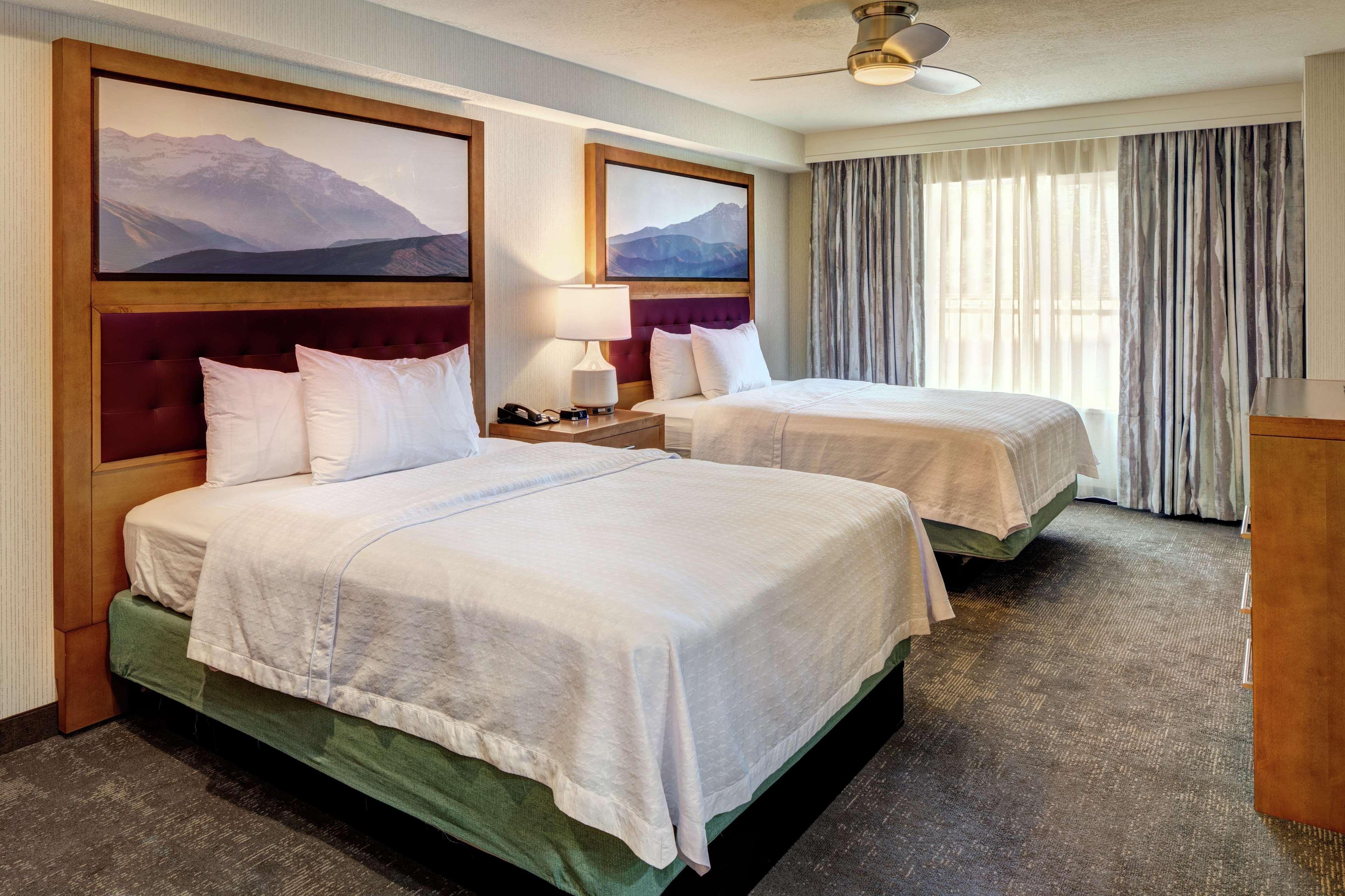2 Bedrooms, Suite, 2 Bathrooms
