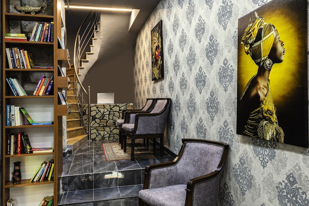 Dove Hotel 37/47