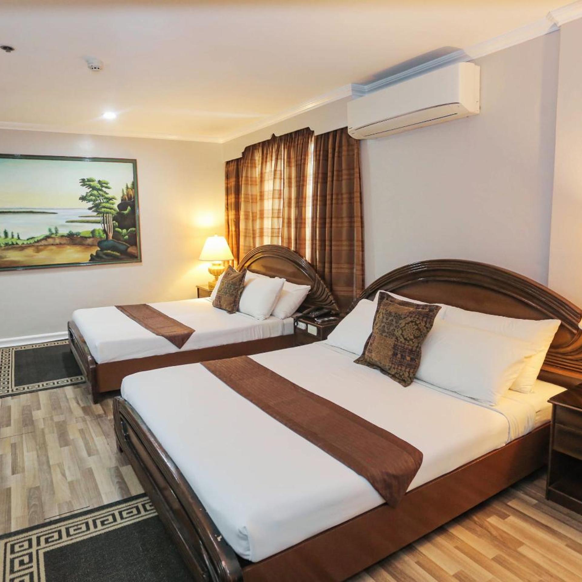 جناح، Holiday Plaza Hotel 2/10