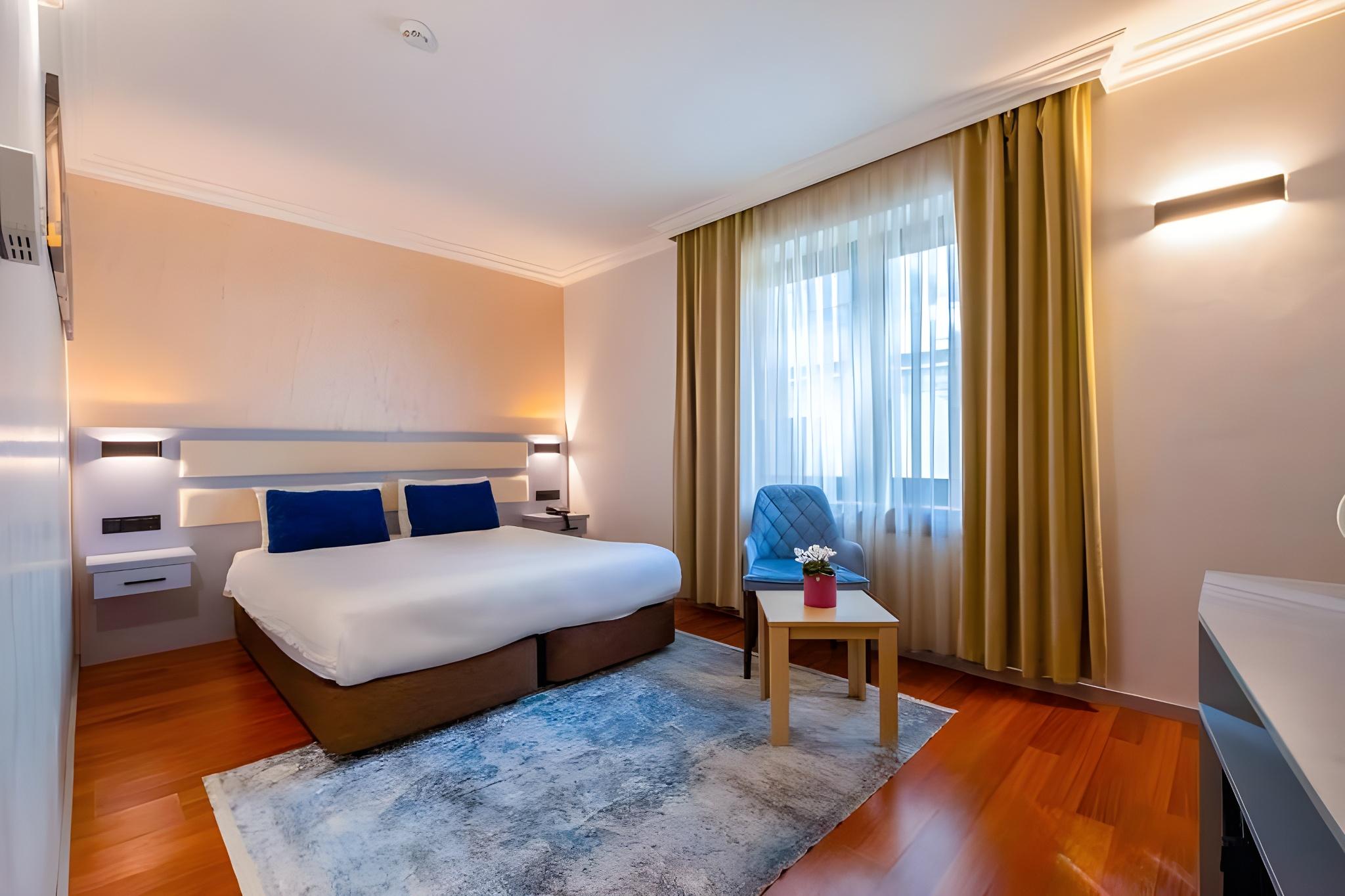 Deluxe, 2 Double Beds, French Bed
