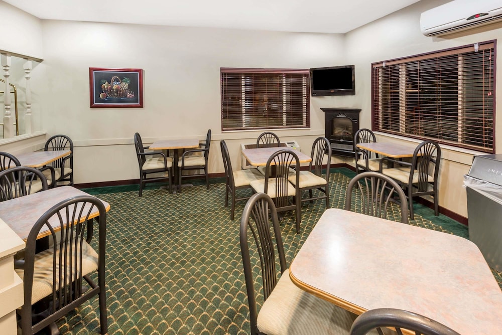 Super 8 by Wyndham Bloomington University Area 32/41