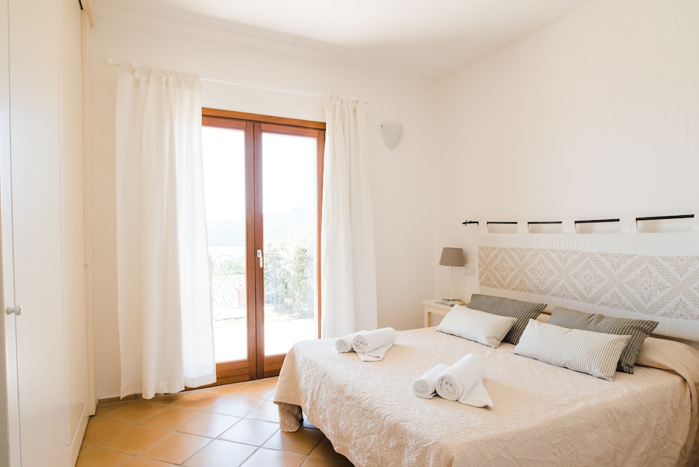 3 Bedrooms, House, 1 Single and 3 Double Beds, Sofa