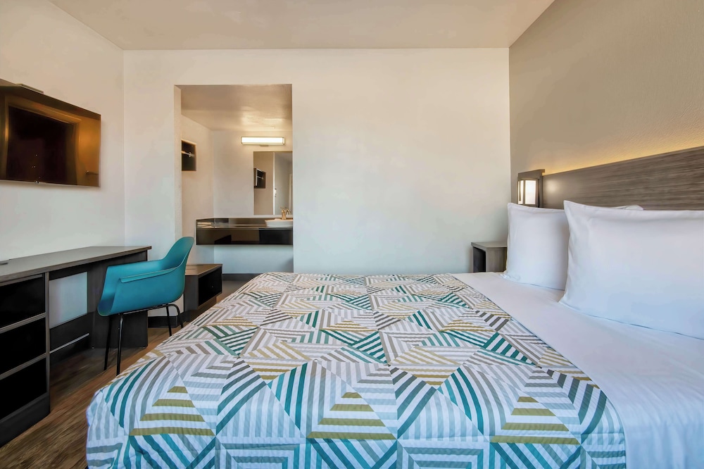 STANDARD, QUEEN BED