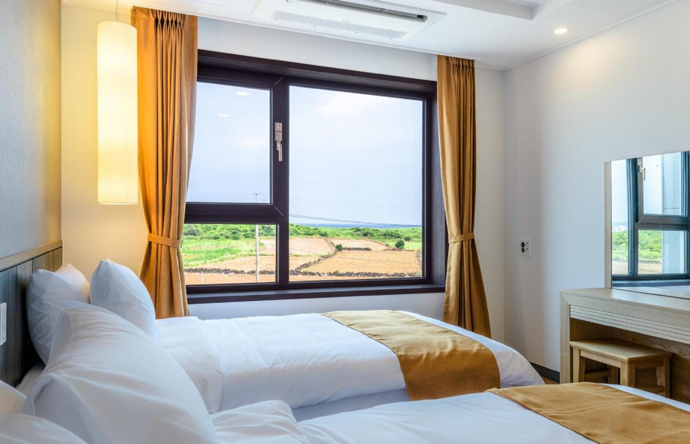 Superior, Twin Beds, Sunrise View