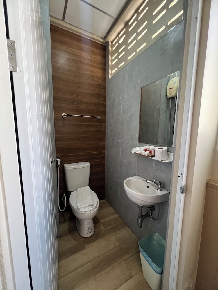 Sandee Room 50/50