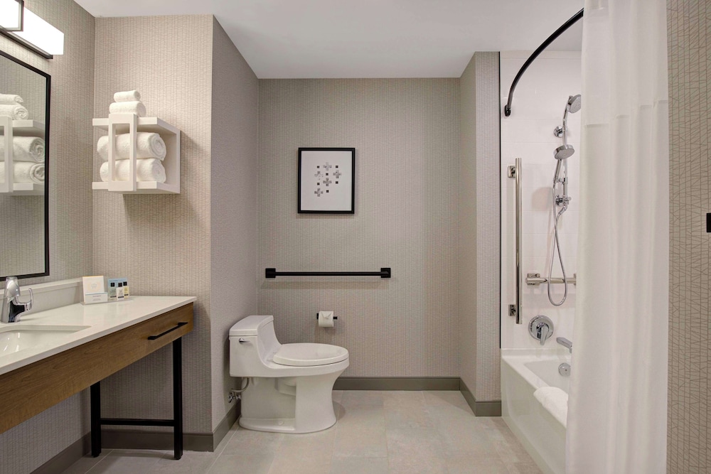 غرفة بسرير كينج بحوض استحمام لذوي الإعاقة، Hampton Inn by Hilton Montreal Downtown 3/4