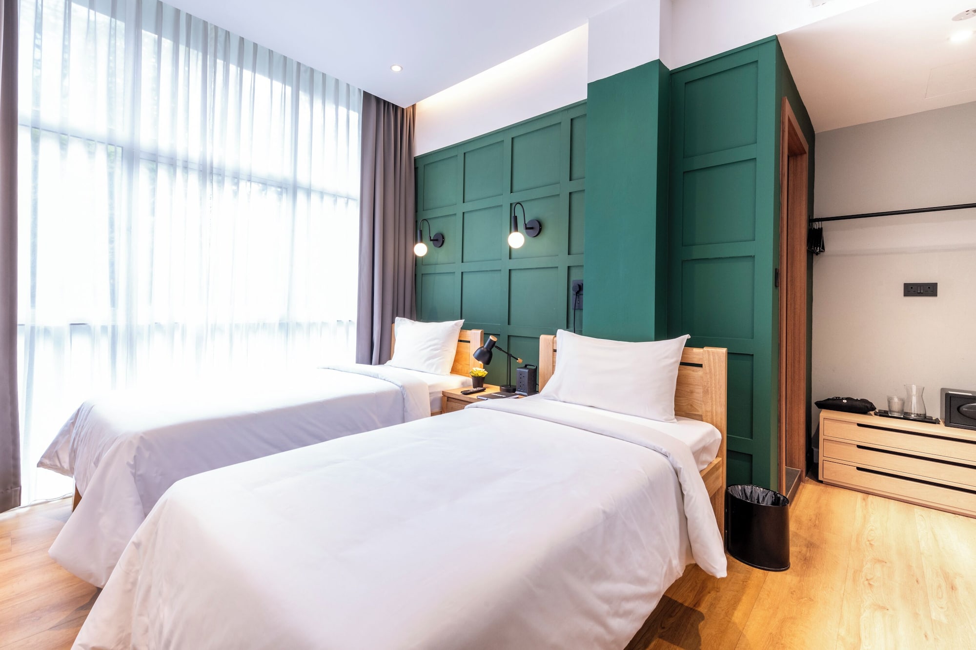 MEDIUM, TWIN BEDS