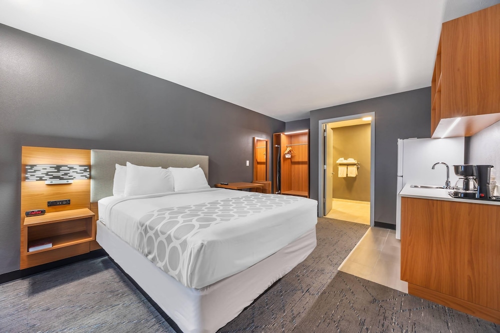 غرفة بسرير كوين لذوي الإعاقة، Suburban Studios Branson On The Strip 2/9