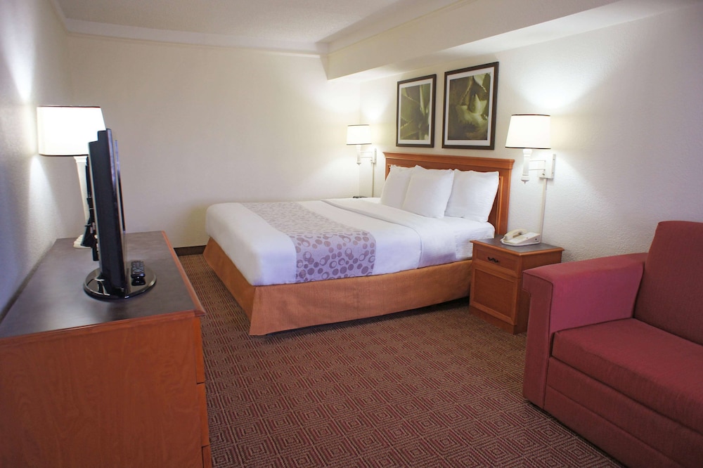 La Quinta Inn & Suites by Wyndham Coral Springs Univ Dr 12/23