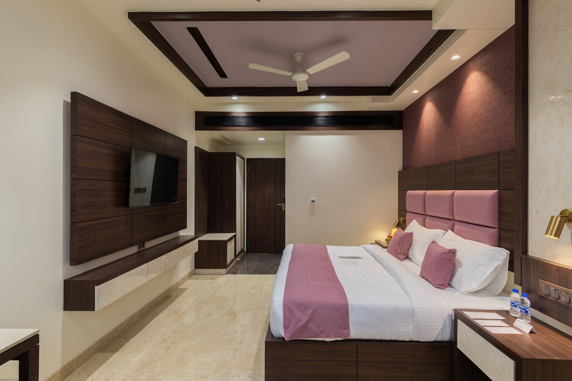 DELUXE, DOUBLE BED