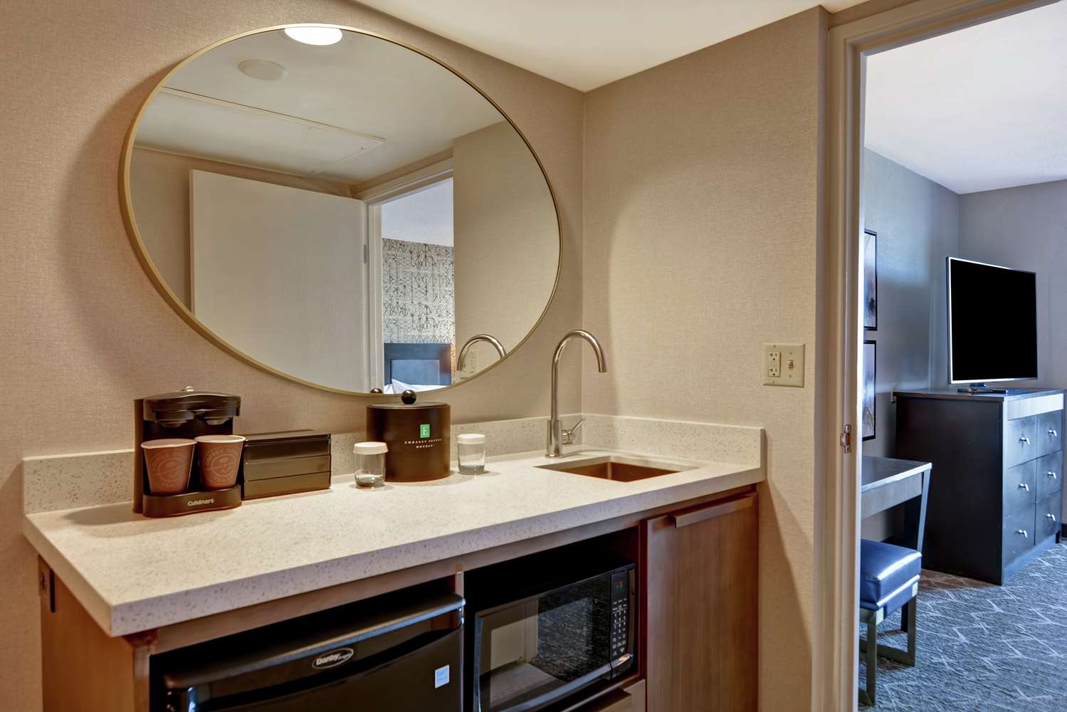 جناح بسريرين كوين بغرفة نوم واحدة مع أريكة، Embassy Suites by Hilton Minneapolis Airport 2/2