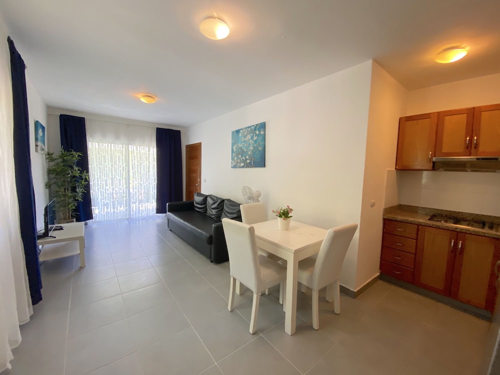 Tropicana Suites Deluxe Beach Club & Pool 33/50