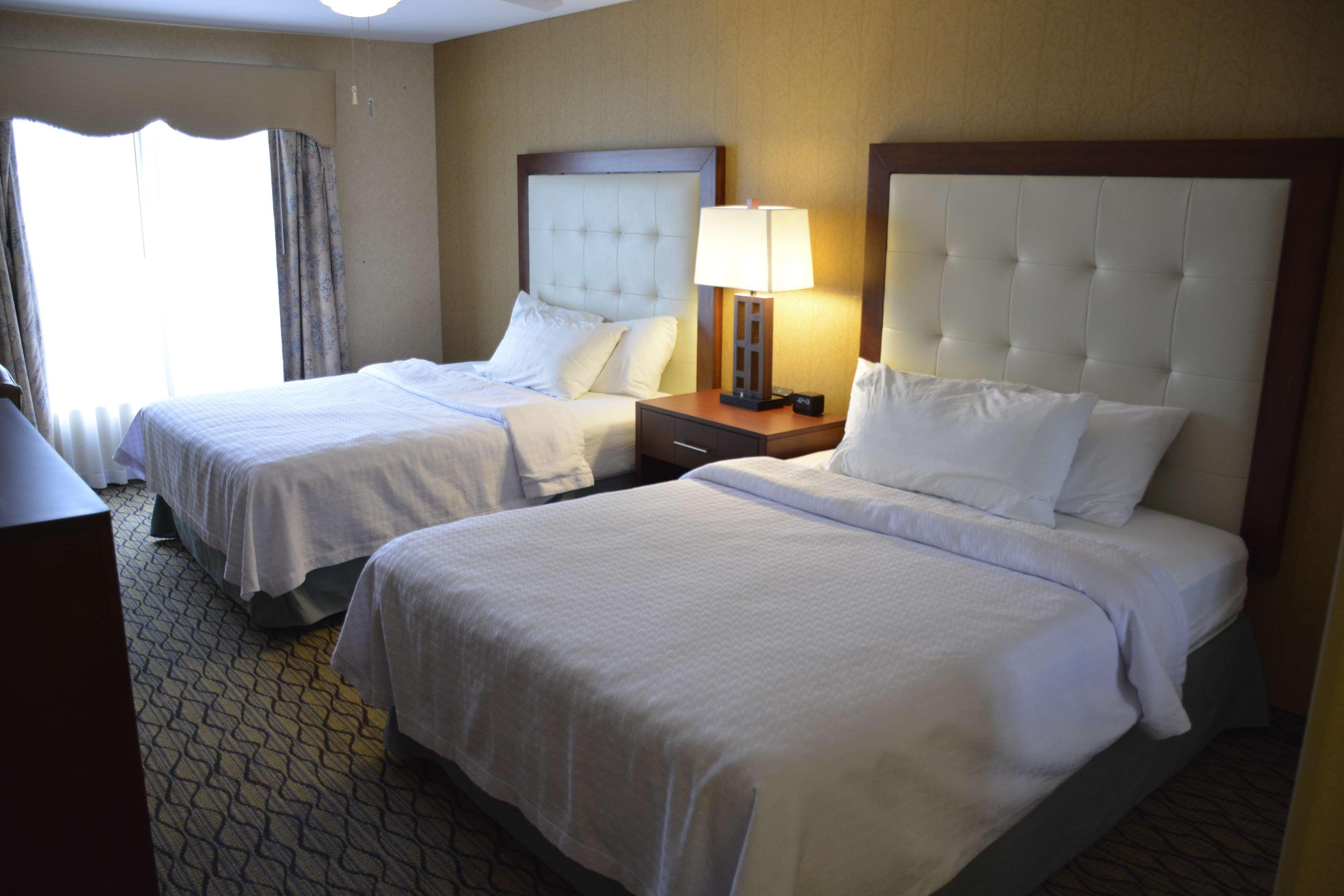 2 Bedrooms, 1 King or 2 Queen Beds