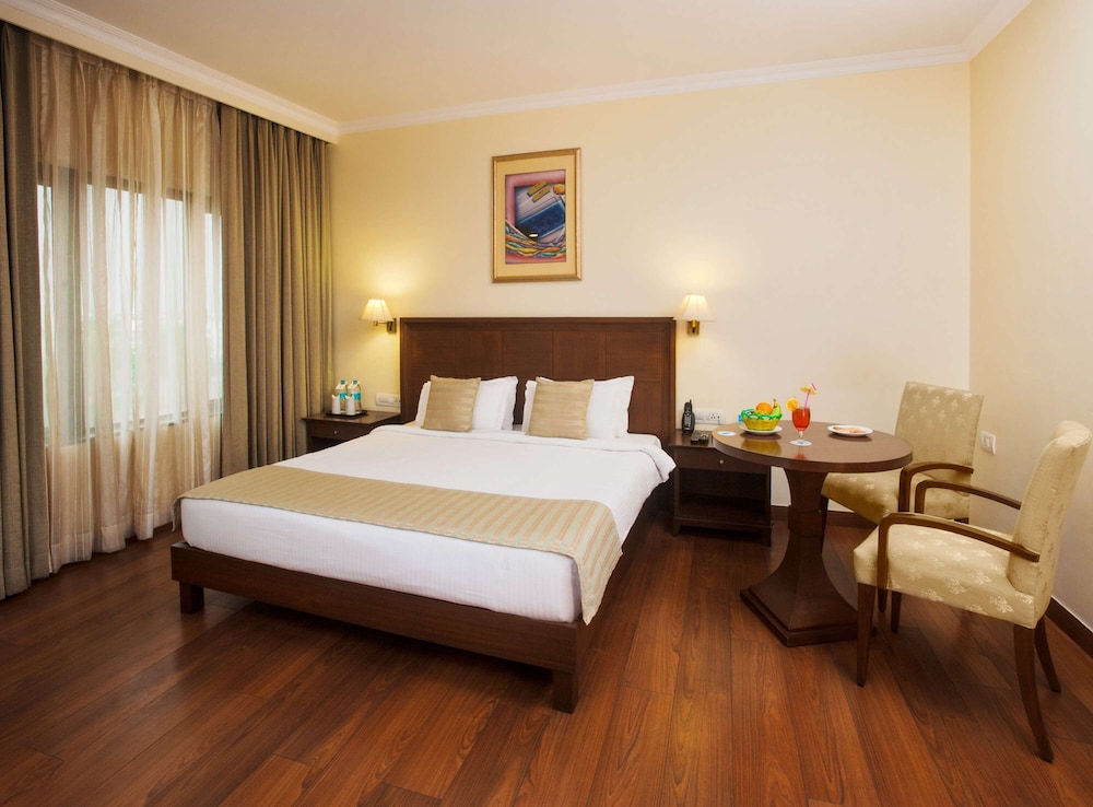 Le Lac Sarovar Portico 20/56