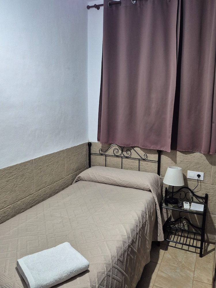 ROOM, SINGLE, SHARED BATHROOM