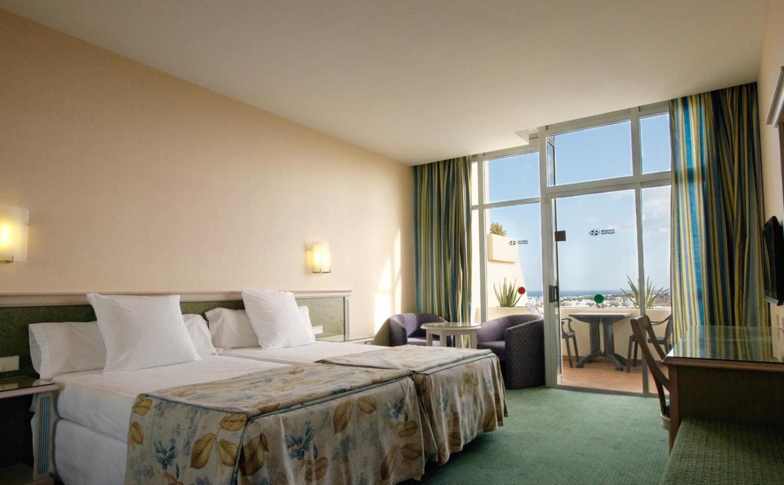 ROOM, DOUBLE OR TWIN BED