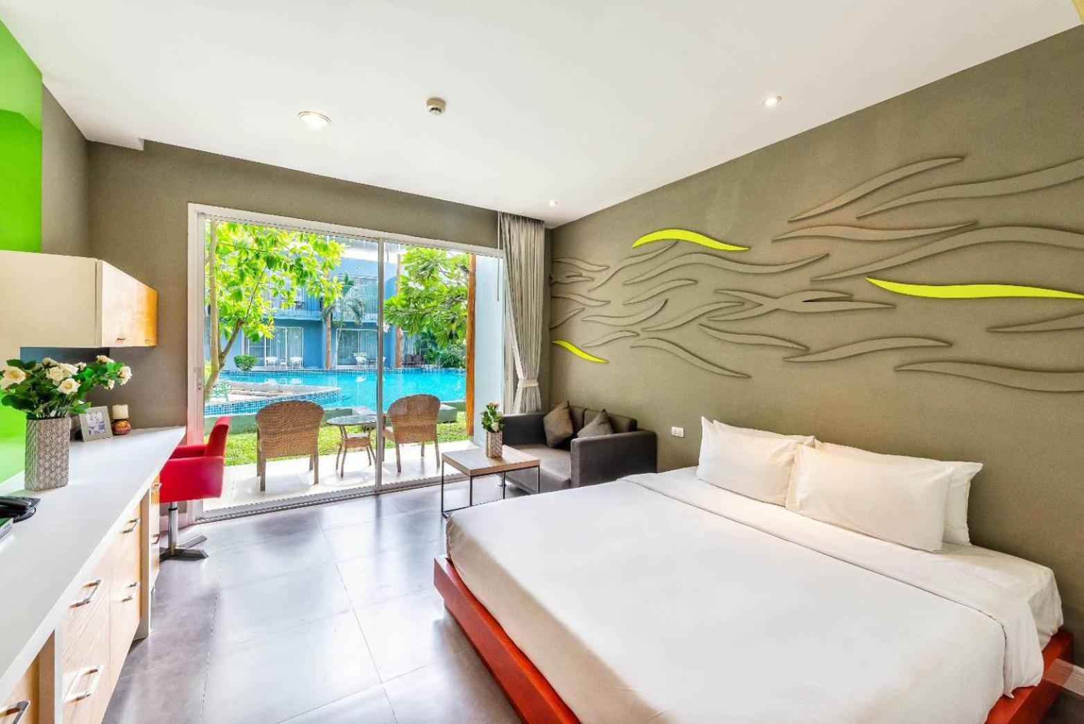 Deluxe, Pool Access