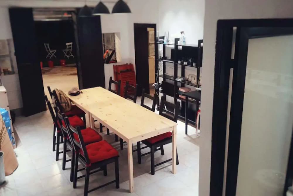 Houselet Hostel 18/40