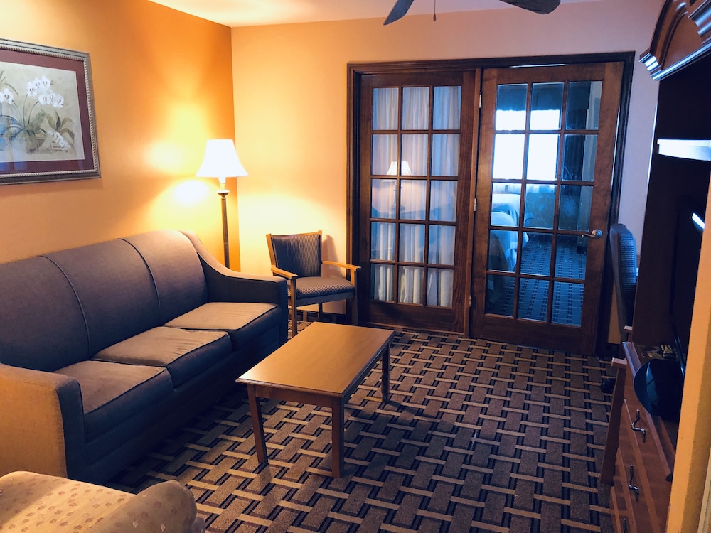 Days Inn & Suites by Wyndham San Antonio North/Stone Oak 40/63