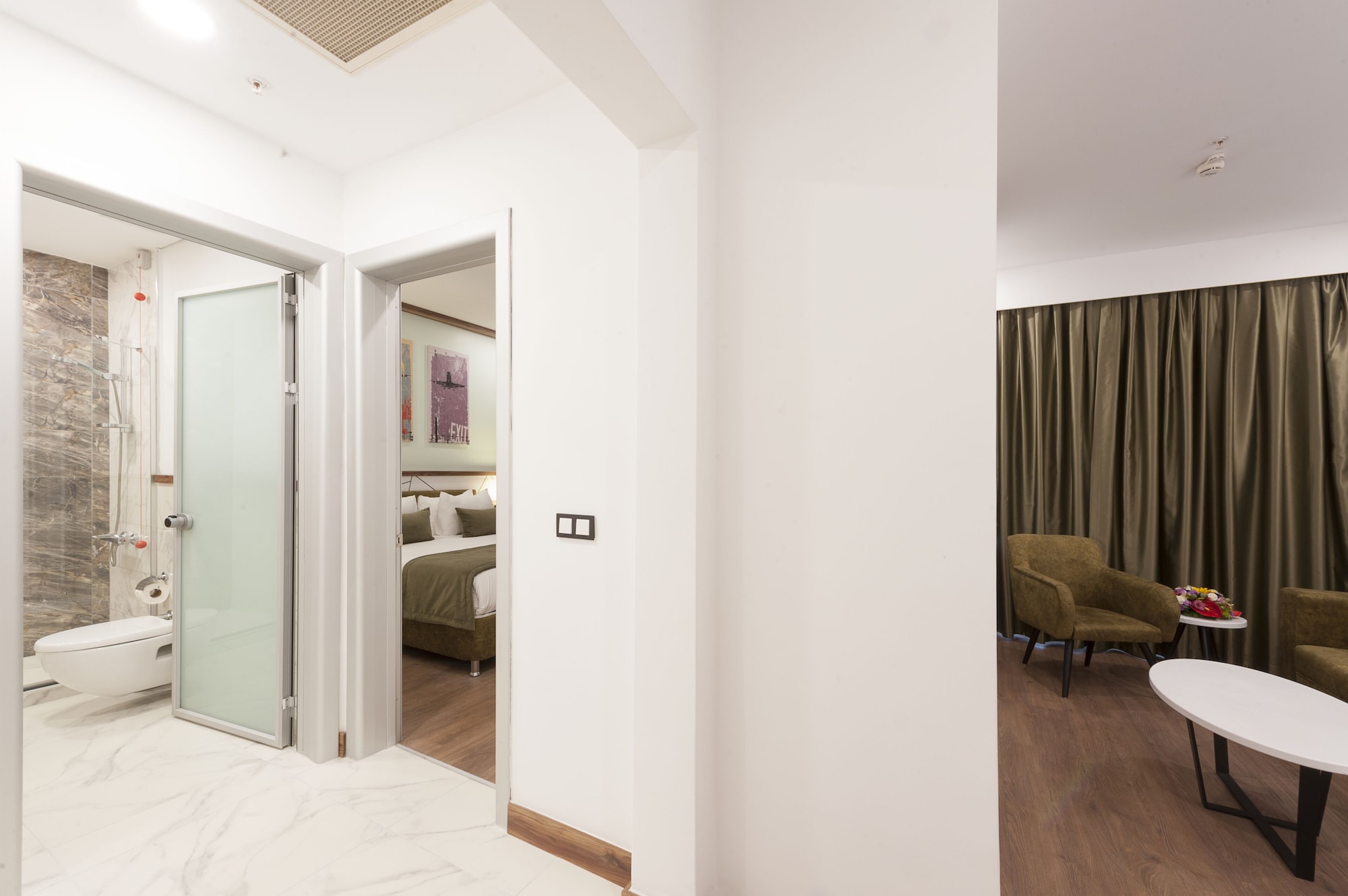 جناح جونيور بسرير كينج مع أريكة، ISG Airport Hotel 2/3