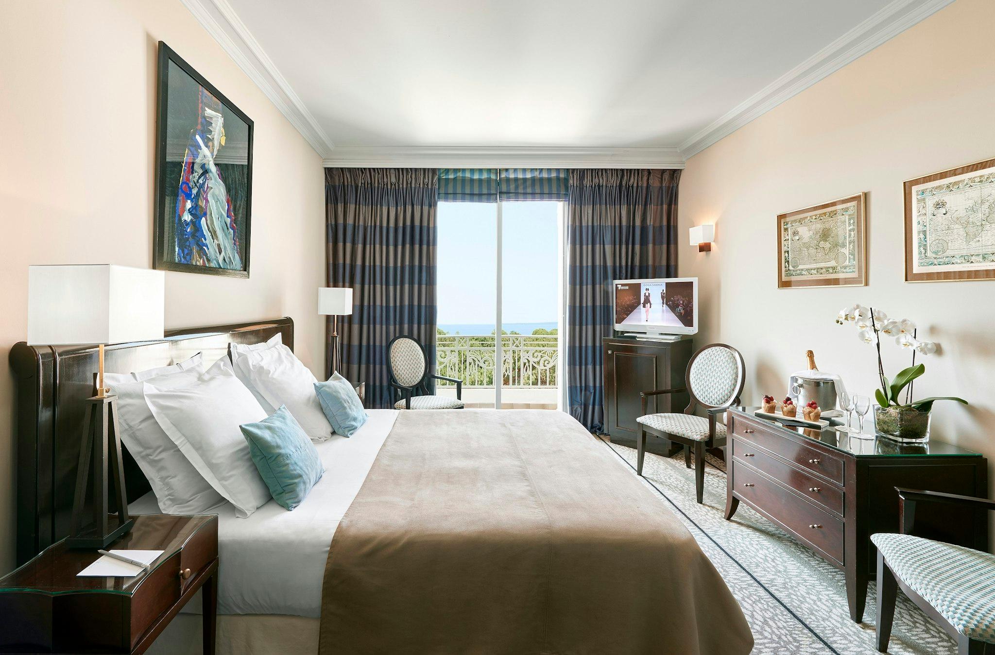 ROOM, DOUBLE BED