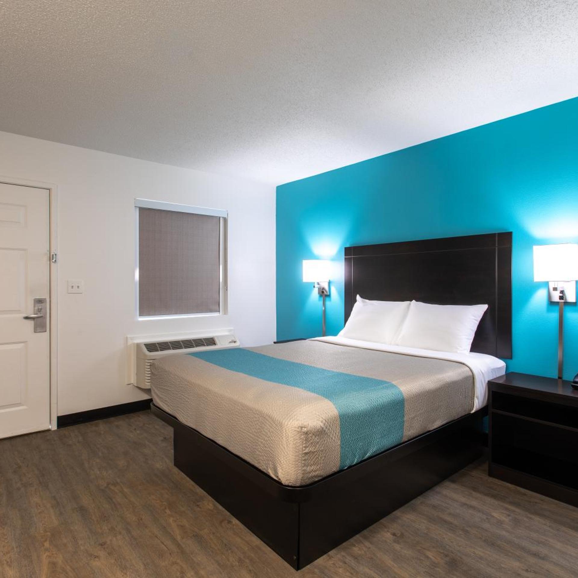 DELUXE, QUEEN BED, SMOKING