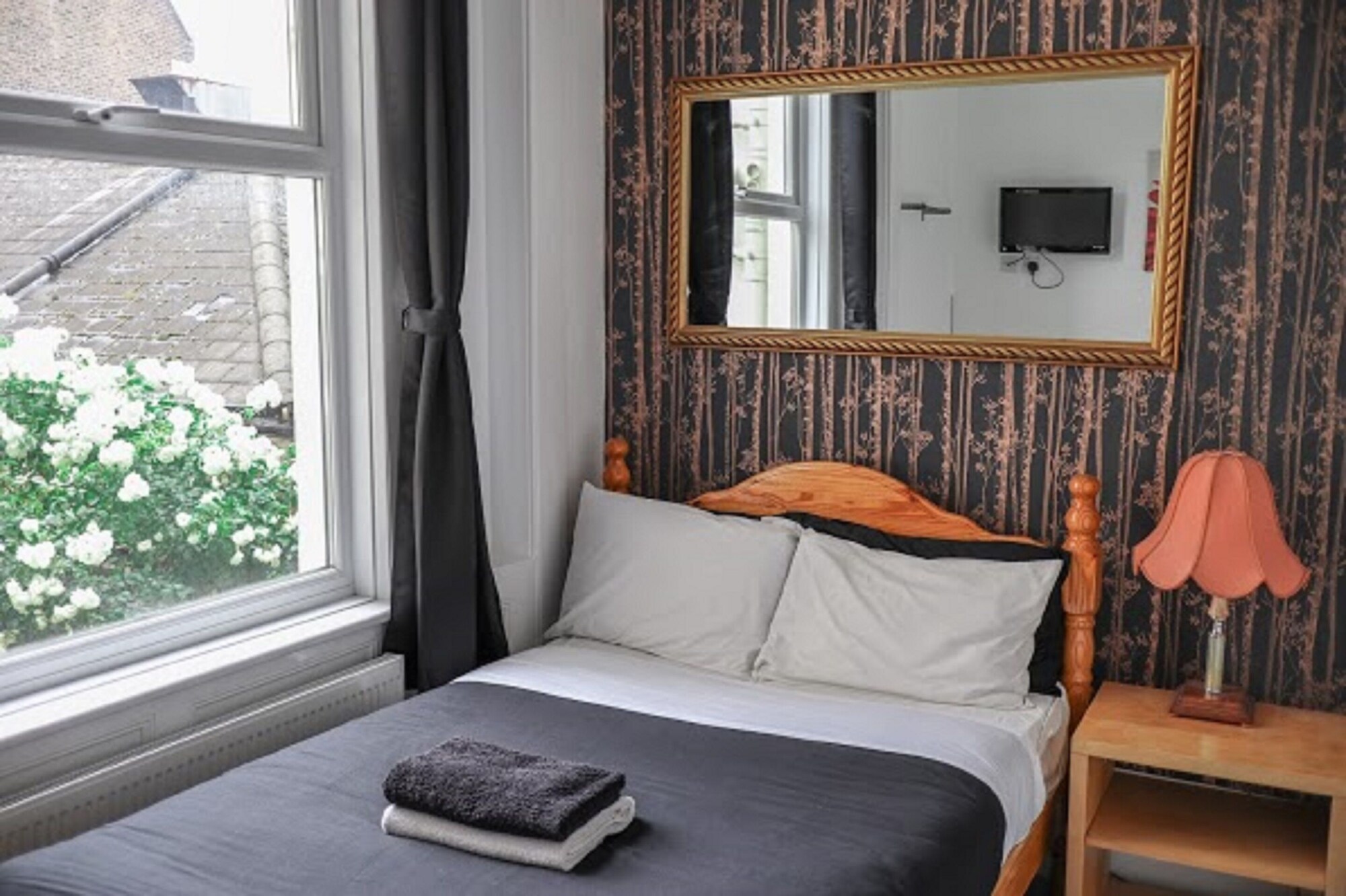 ROOM, DOUBLE BED, SMALL
