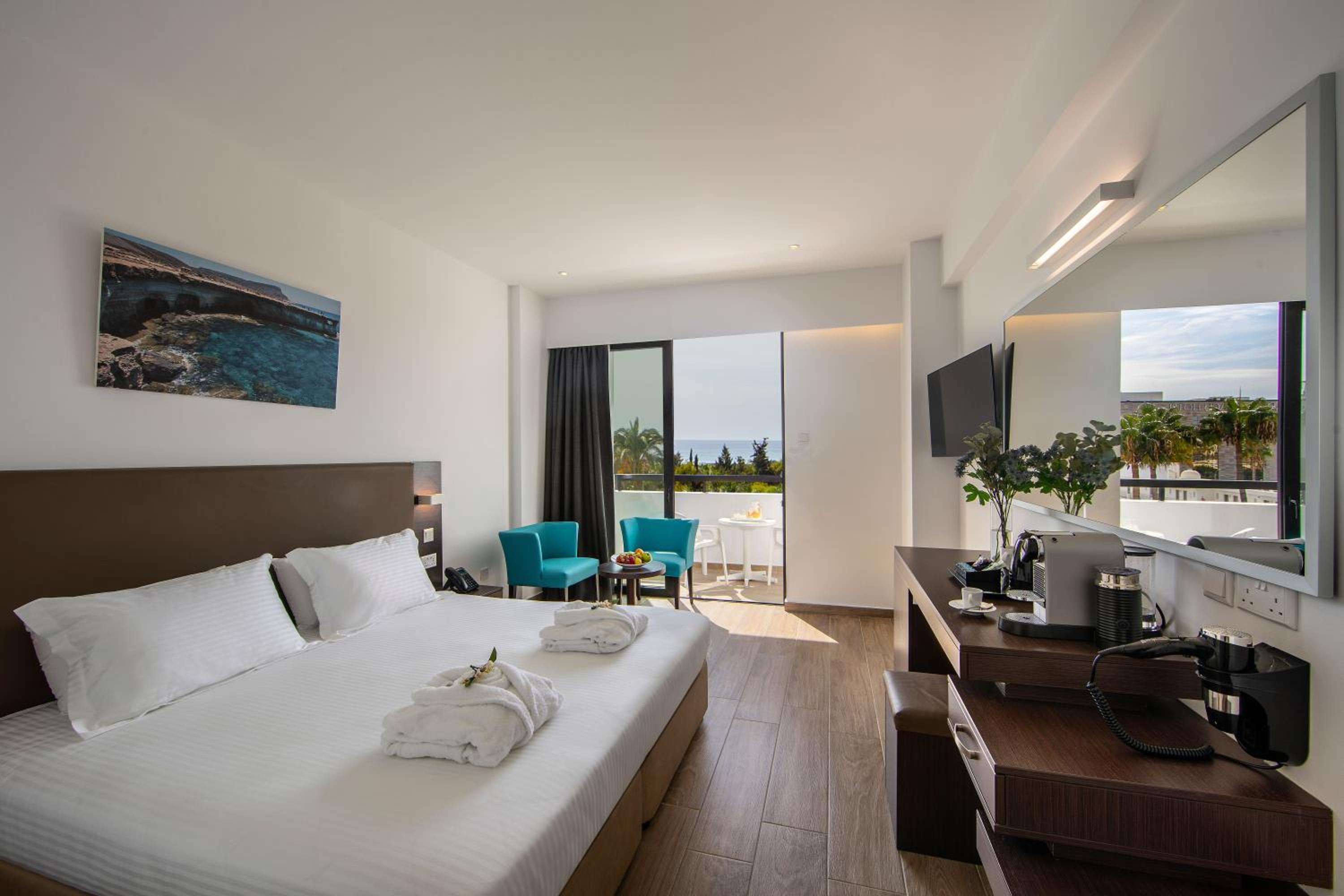 Room, Double Bed, Lateral Side Sea View, Sofa