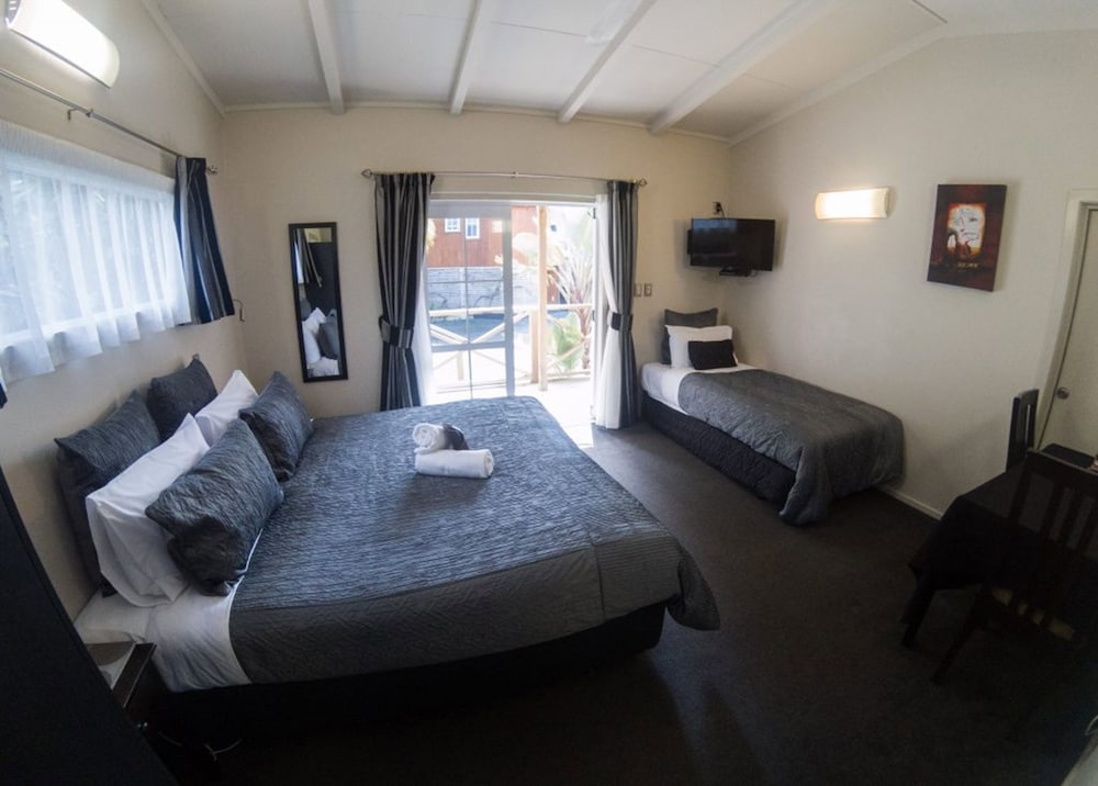Anchor Lodge Resort 55/73