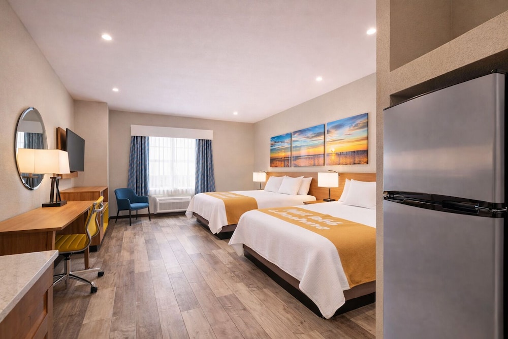 Efficiency, Family, 2 Queen Beds, Kitchenette, Corner