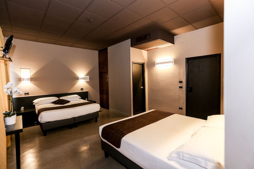 Hotel Mignon 12/48