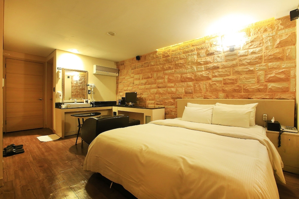 TARA HOTEL 12/40