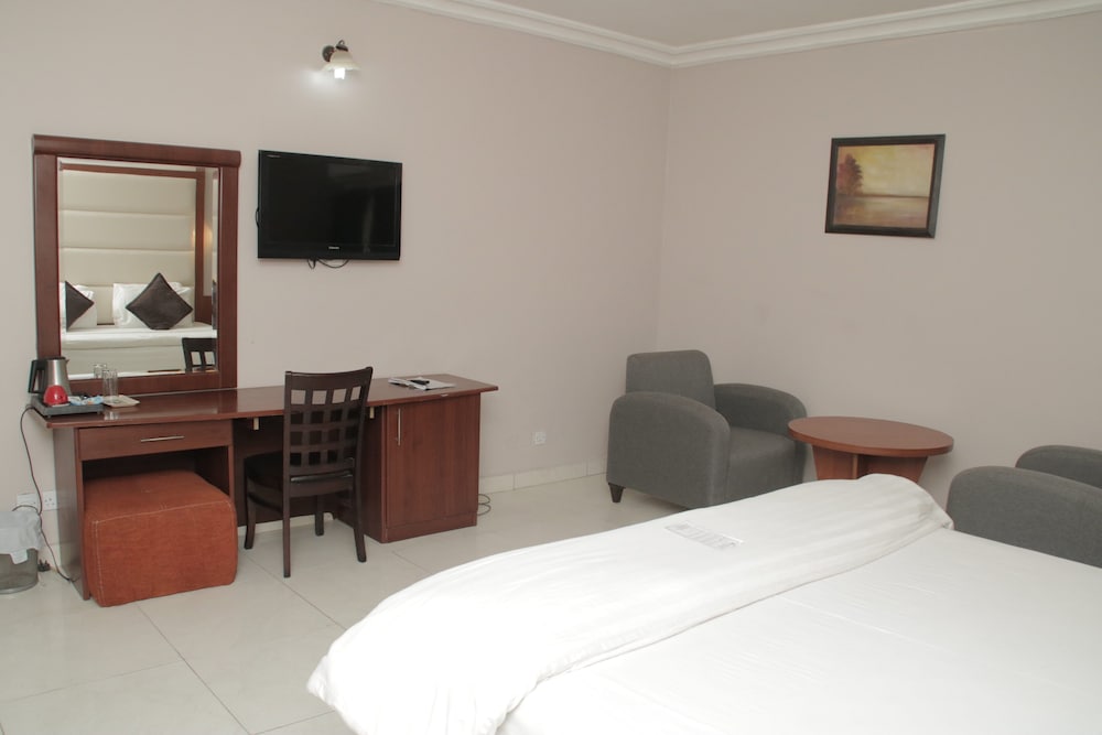 Denis Hotel 18/64