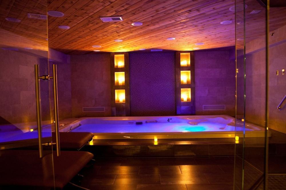 The Champagne Lodge Luxury Suites 15/25
