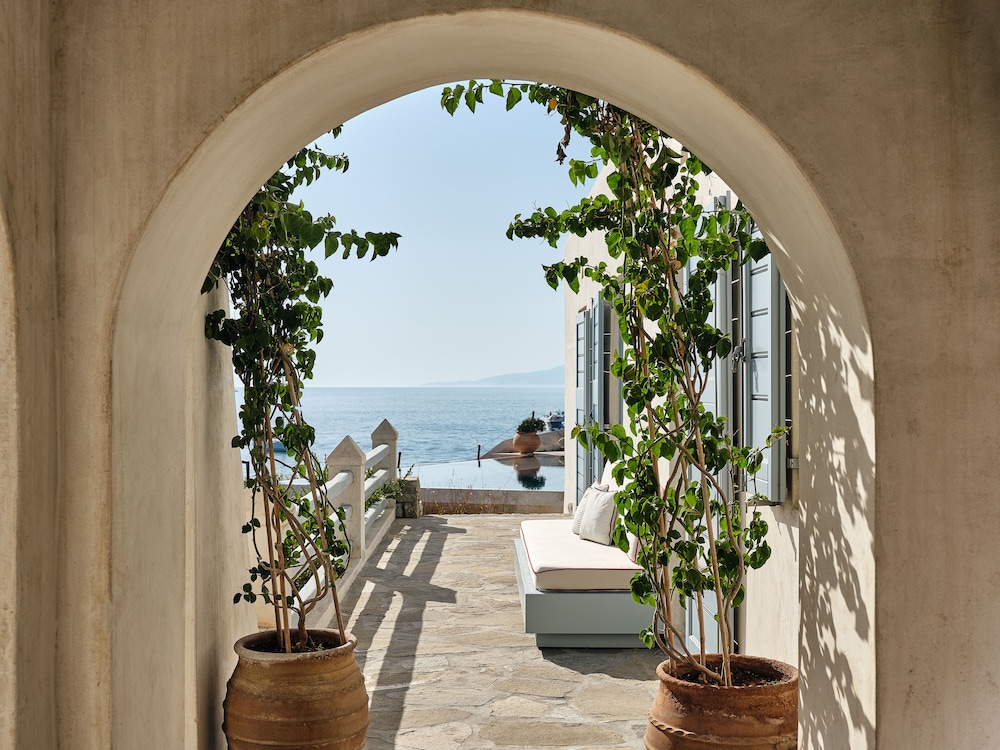 Belvedere Waterfront Villa and Suites 42/49