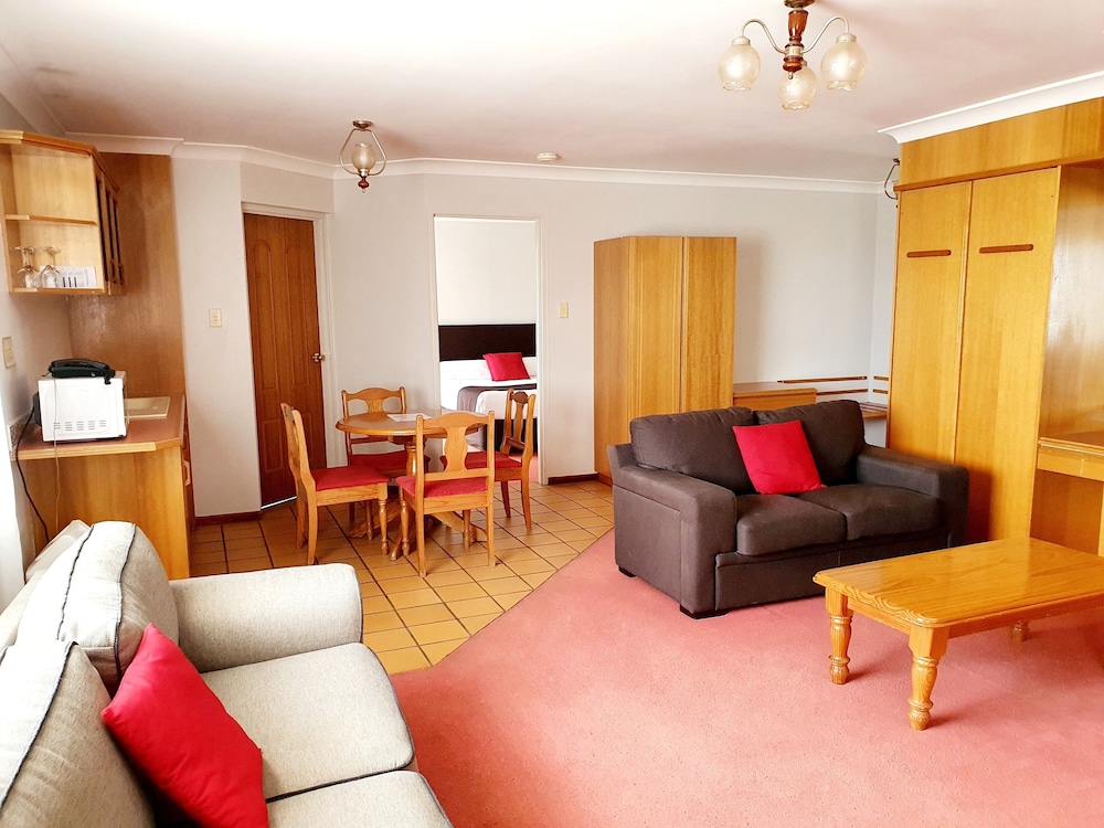 MCNEVIN'S WARWICK MOTEL 34/64