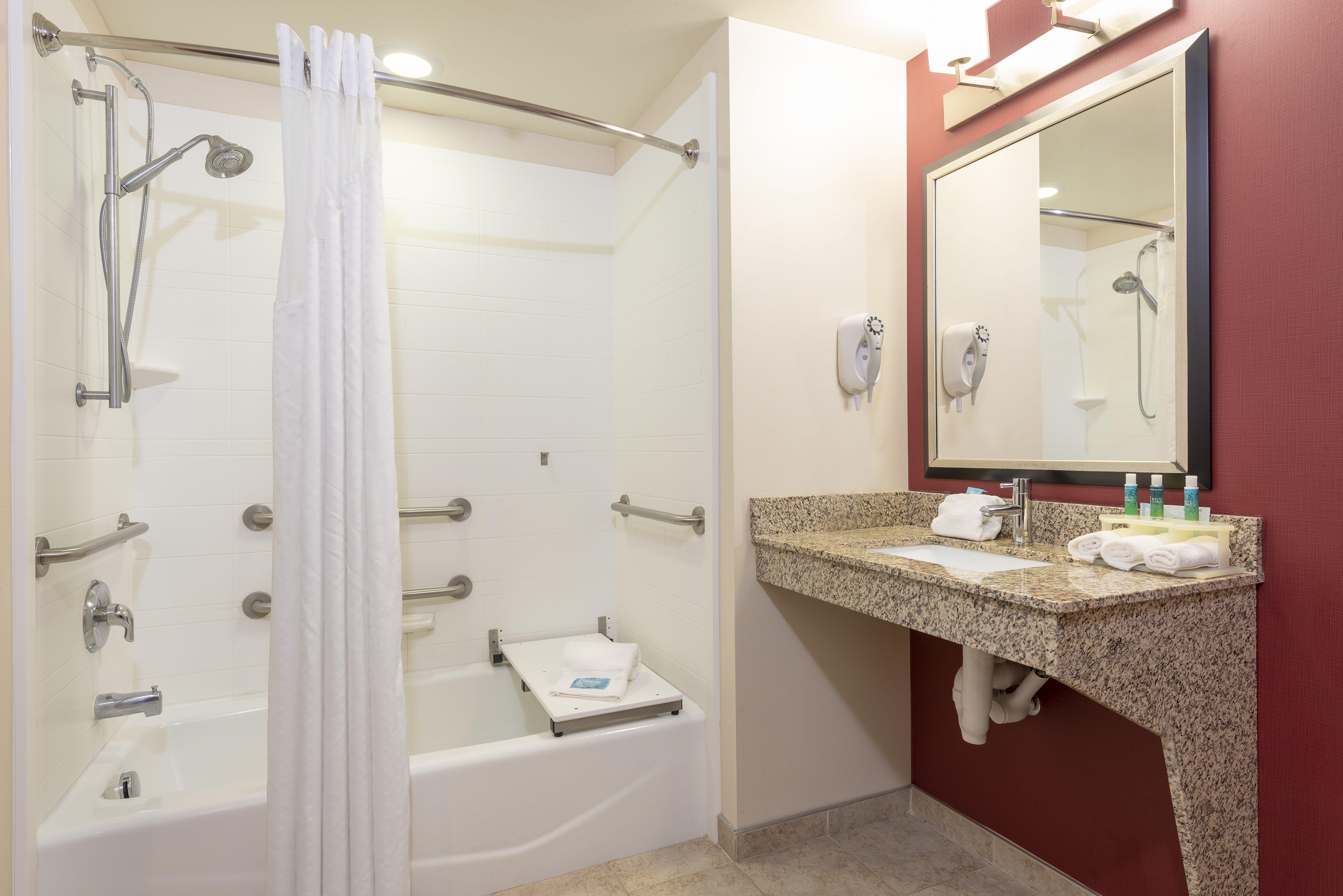 Holiday Inn Express Hotel Suites New Philadelphia 65/66