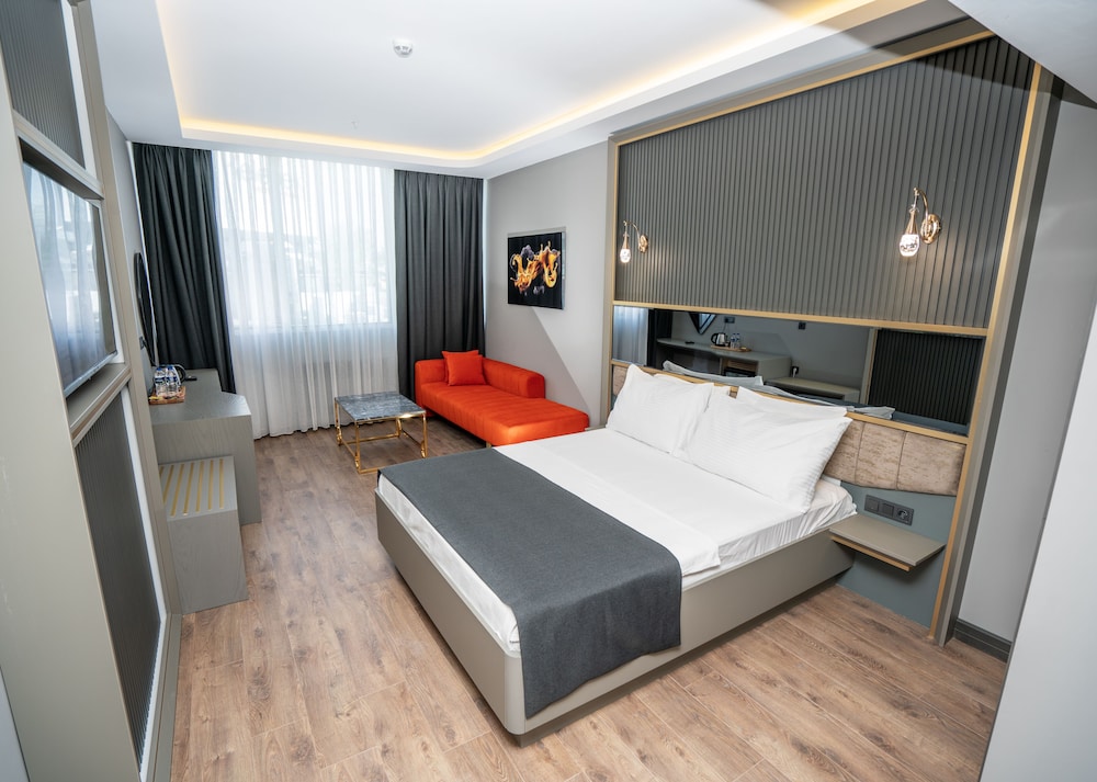 216 Ruby Suite 5/43