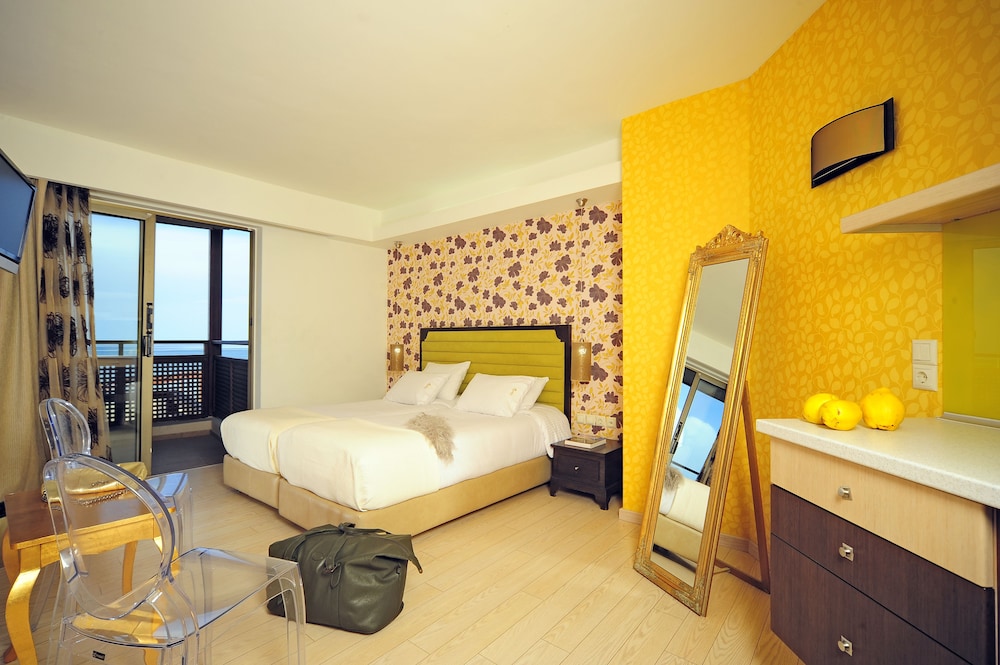 Steris Elegant Beach Hotel 22/70
