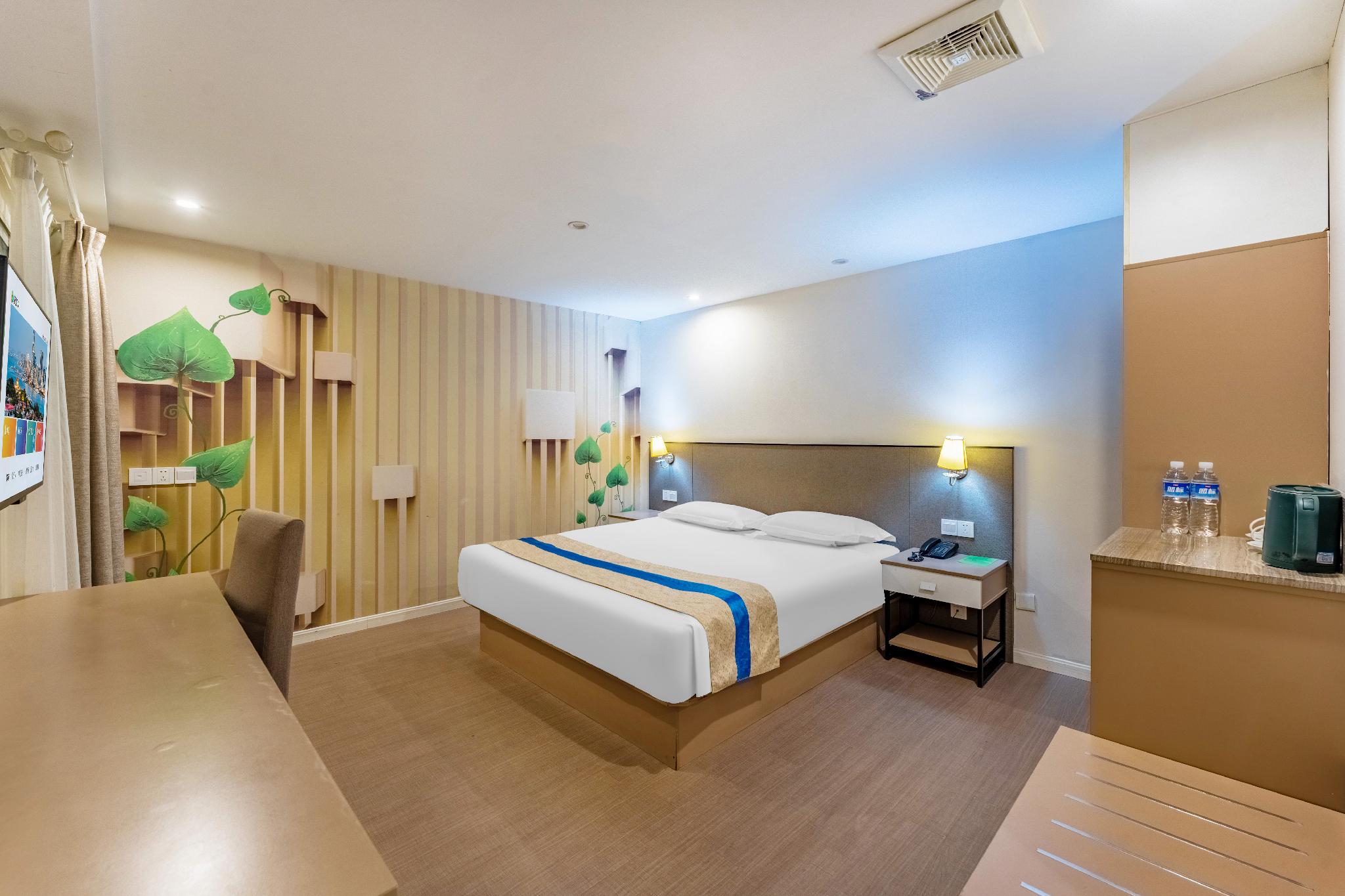 Room, Queen Bed, No Window