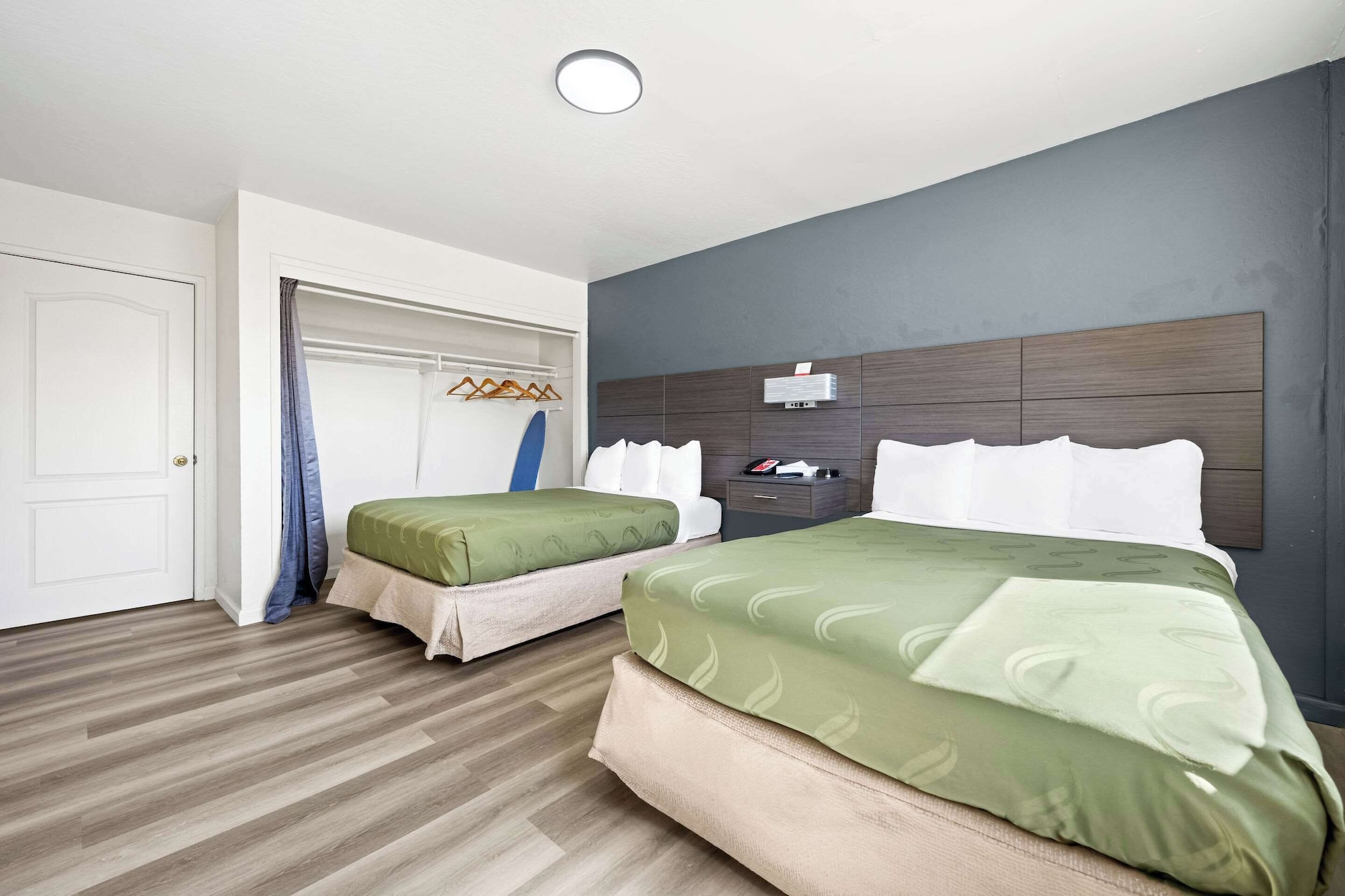 Efficiency, 2 Double Beds