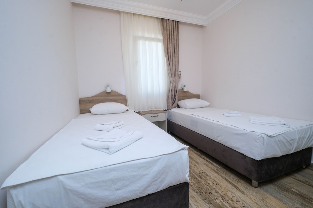 Diplomat Hotel 10/50