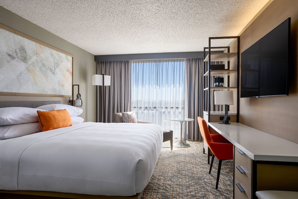 غرفة بسرير كينج بإطلالة على المسبح بشرفة، El Paso Marriott 4/10