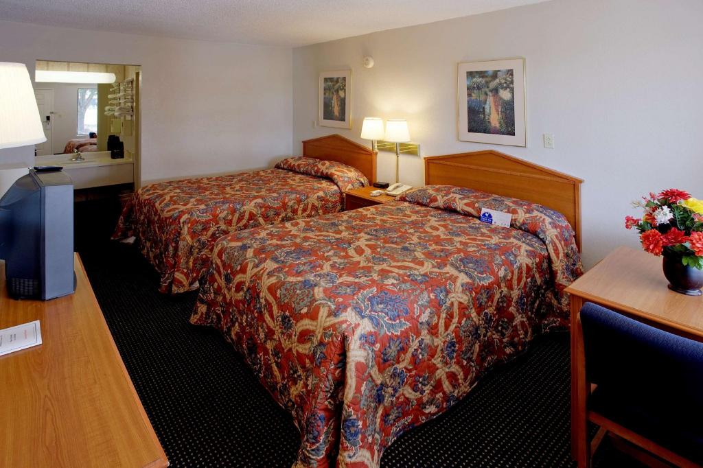 DELUXE, 2 DOUBLE BEDS