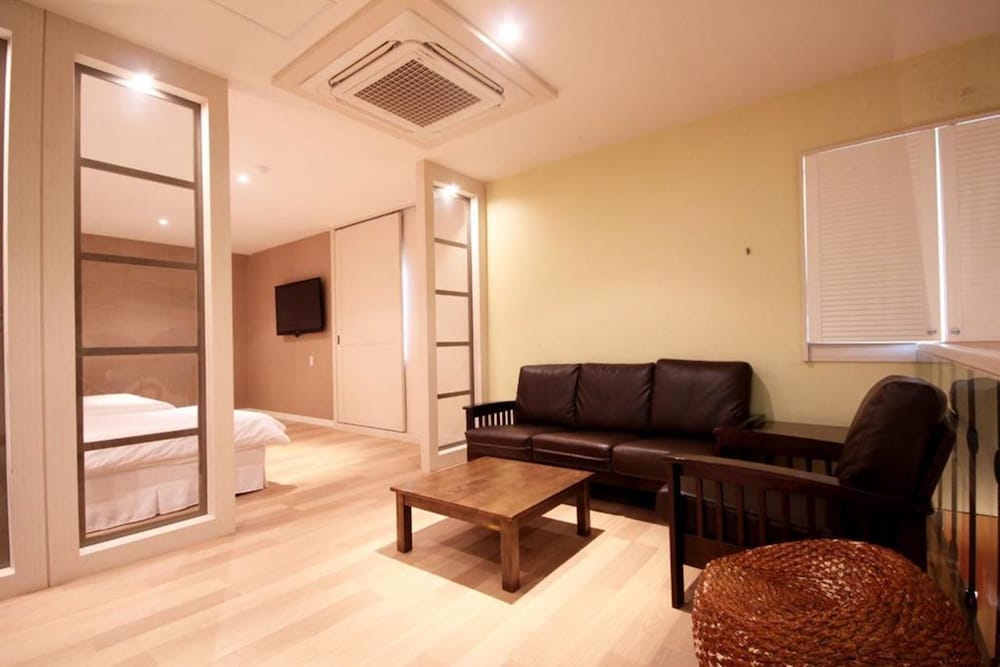 Zara Motel 54/68