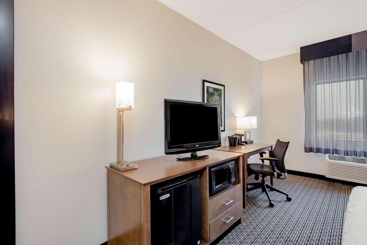 La Quinta Inn & Suites by Wyndham Baltimore BWI Airport 39/52