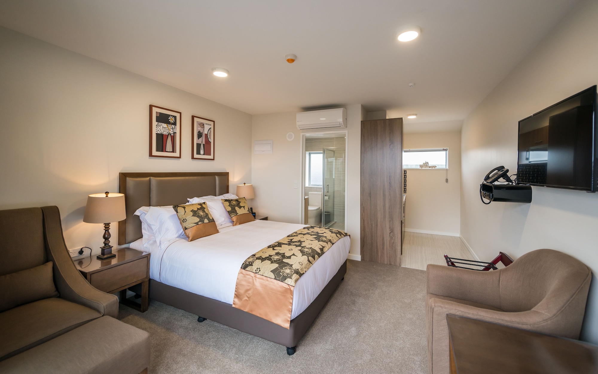 DELUXE, STUDIO, QUEEN BED
