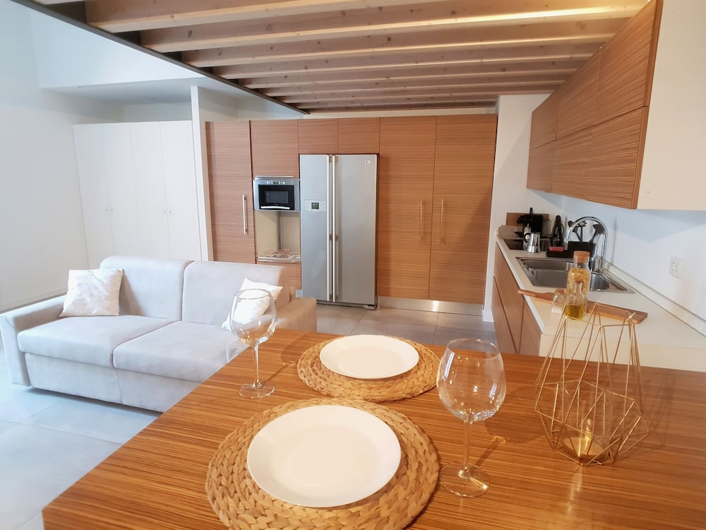 Design Central Apartment 18/24