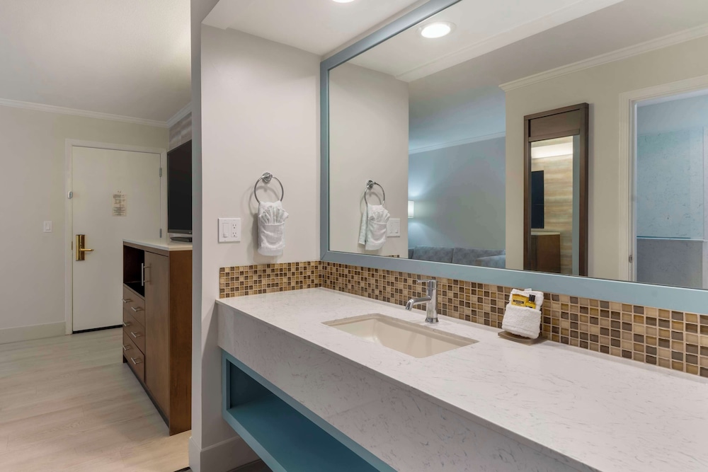غرفة قياسية بسريرين كوين، Best Western Plus All Suites Inn 4/5