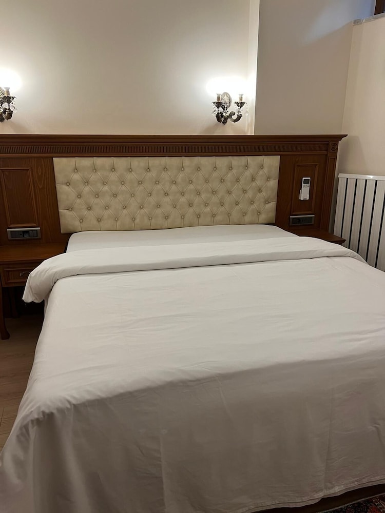 Basement, Queen Bed